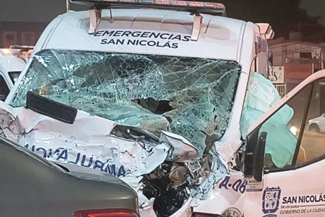 Automovilista choca contra ambulancia en San Nicolás, hay 3 heridos