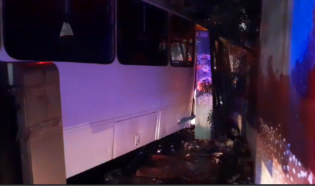 Camión de personal choca contra parada de autobús en Guadalupe; hay lesionados