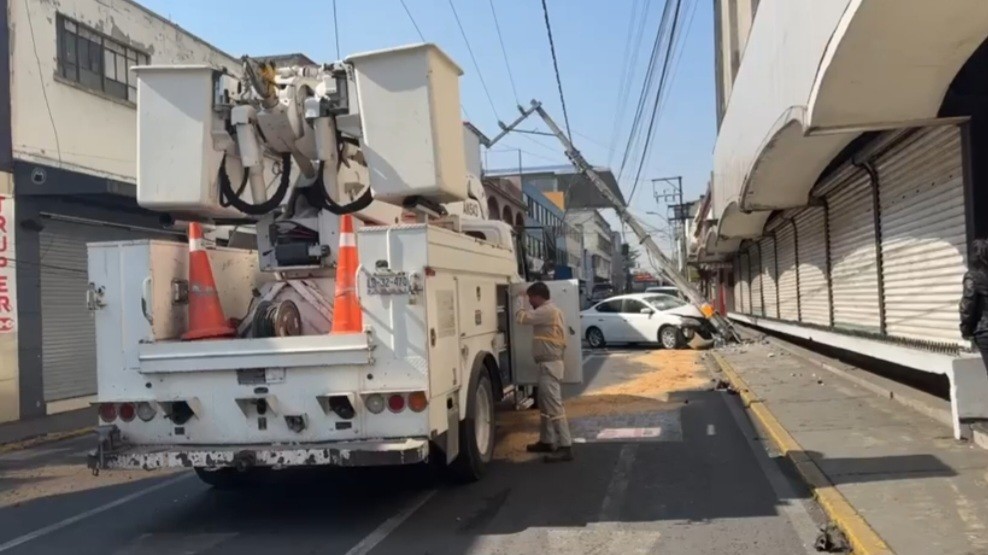 Automovilista pierde control y choca contra poste de luz en Toluca. Foto: Captura de pantalla