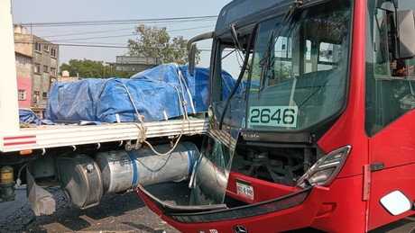 Cuatro lesionados deja choque entre Metrobús y camión de materiales