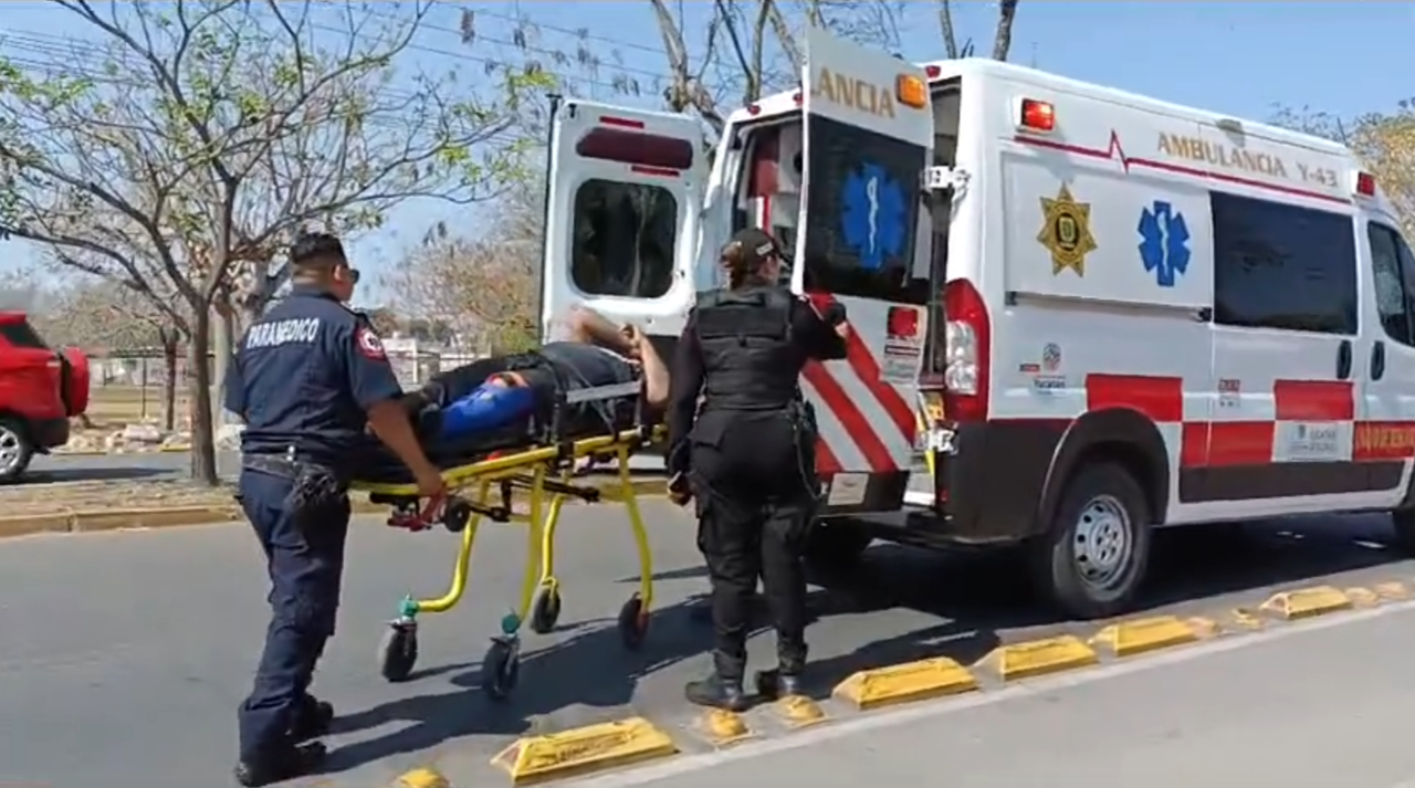Uno de los jóvenes accidentados tuvo que ser trasladado en ambulancia por sus lesiones Foto: Redes sociale/Desde El Balcón