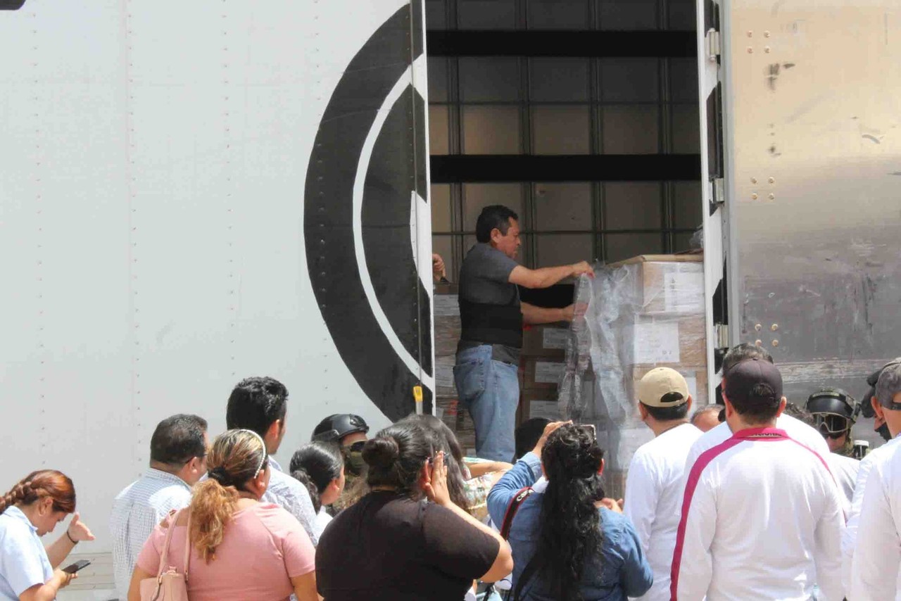 Este lunes, autoridades del INE Yucatán recibieron paquetes electorales que contenían más de cinco millones de boletas que se usarán para el 2 de junio.- Foto del INE Yucatán