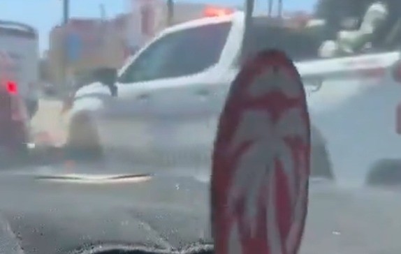 Un automovilista grabó el momento en que la patrulla impactó con el motociclista en una de las avenidas de Culiacán, Sinaloa. Foto: X @QuePocaMadre_MX.