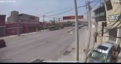 Video: se estrella contra poste y atropella a tres peatones
