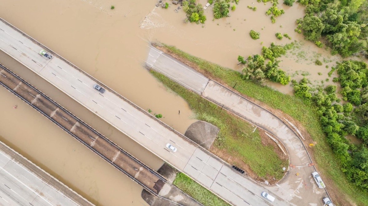 Una zona de Houston, Texas, afectada por las fuertes lluvias que ocasionaron severas inundaciones. Foto: X @samanthtweets