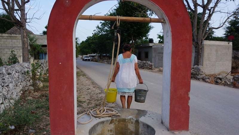 Familias incluso se ven obligadas a recolectar agua de mangueras abiertas en la calle. Foto: Redes sociales