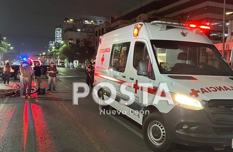 Cae motociclista tras chocar en el centro de Monterrey