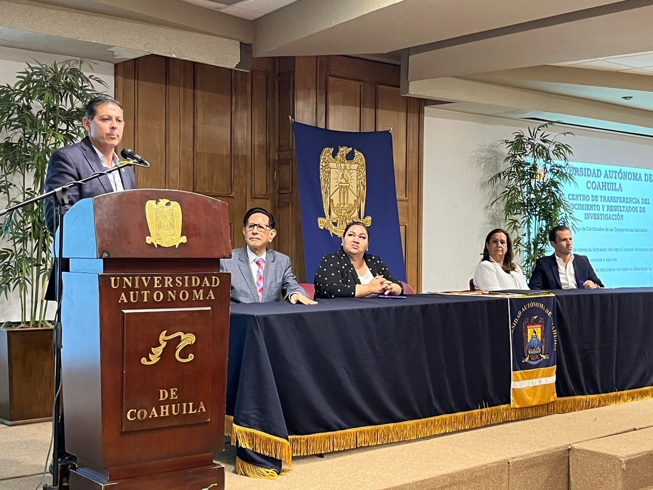 Octavio Pimentel Martínez, rector de la máxima casa de estudios, destacó la importancia de ser sensibles, abiertos al diálogo.  (Fotografía: Claudia Almaraz)