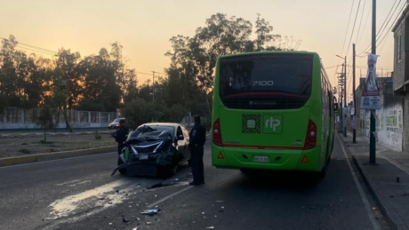 Muere conductor al chocar de frente contra unidad de RTP en Venustiano Carranza