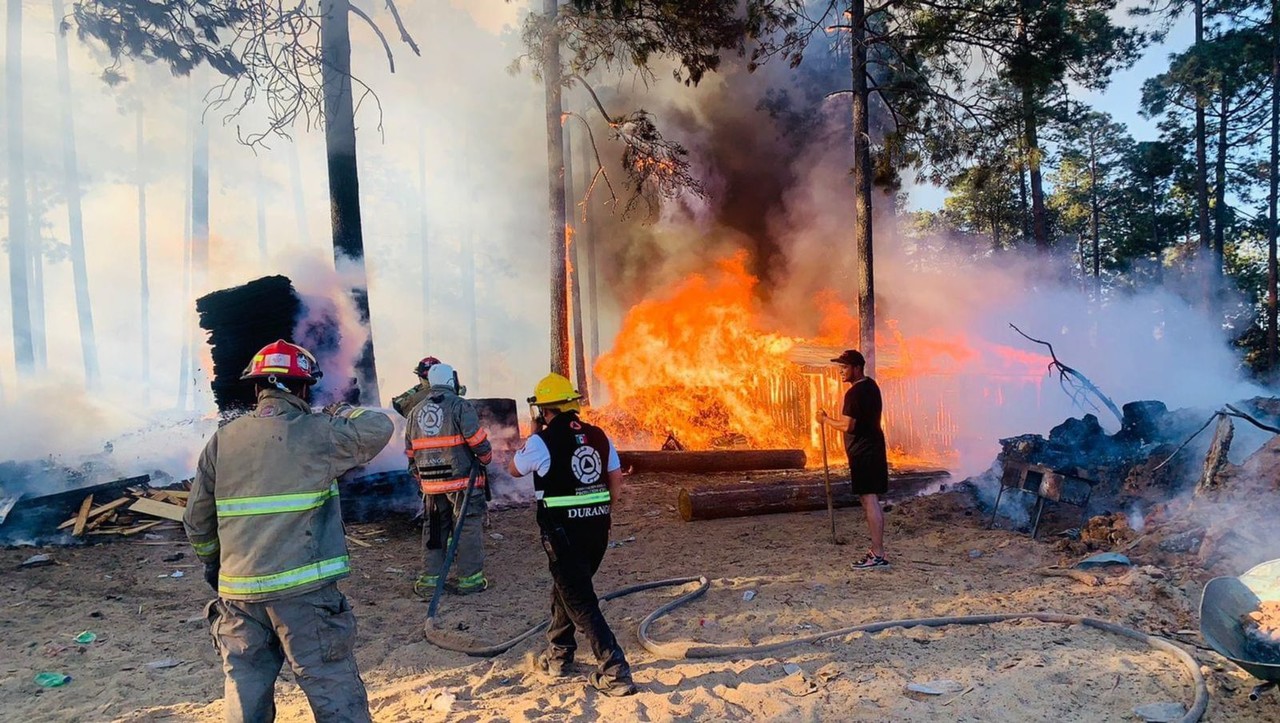 Bomberos realizando sus labores durante un incendio buscando terminar con el fuego. Foto: Facebook CEPC Durango.