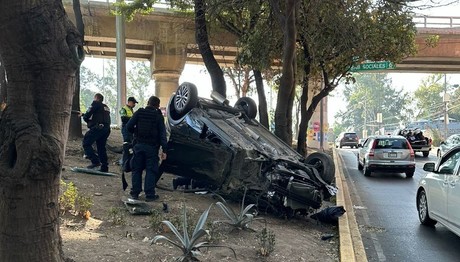 Aparatoso choque en Coyoacán, conductora ilesa tras volcar su camioneta