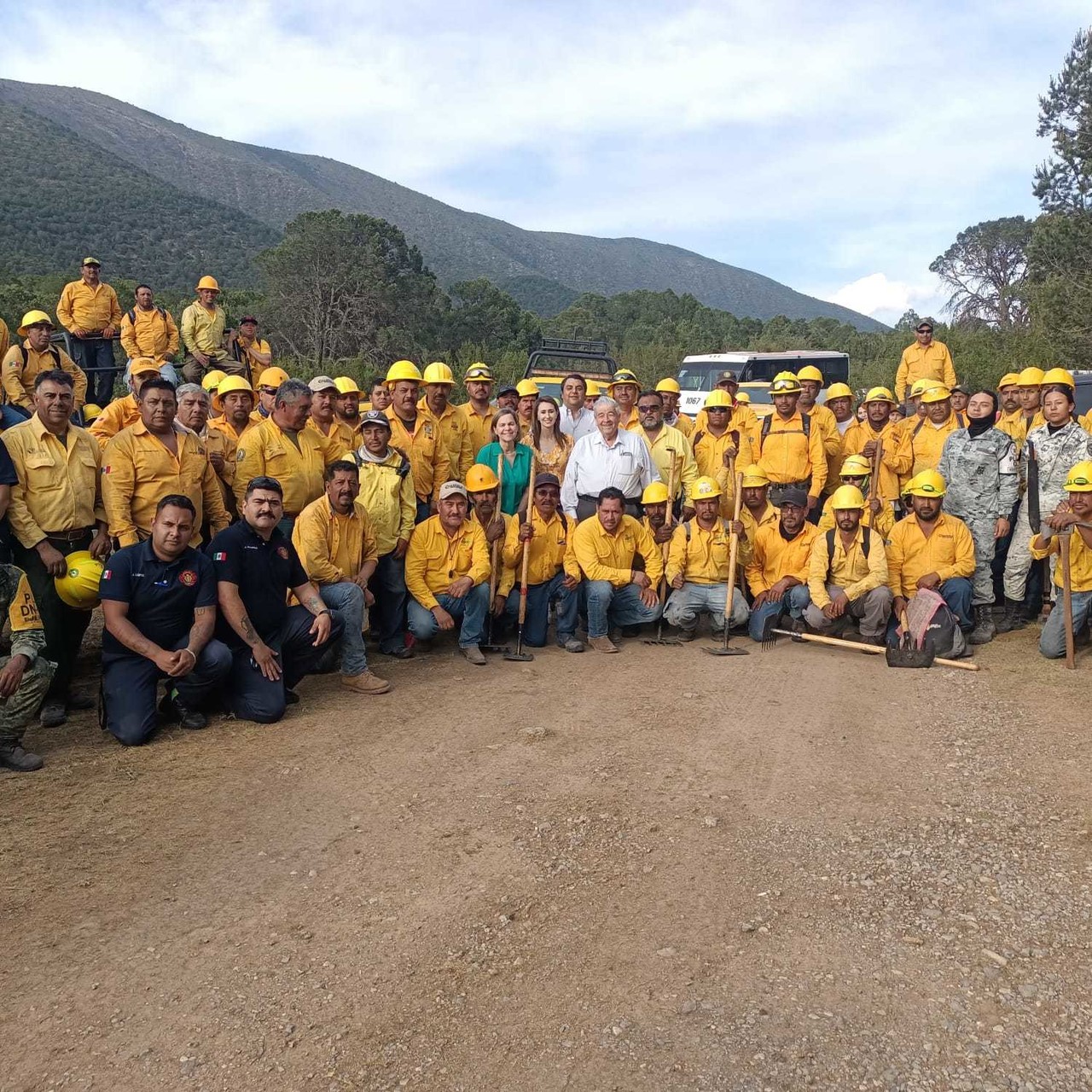 Para combatir este incendio forestal, a, participaron 131 combatientes de los tres órdenes de gobierno, el Ejército Mexicano, la Guardia Nacional y brigadas civiles. (Fotografía: Gobierno de Saltillo)