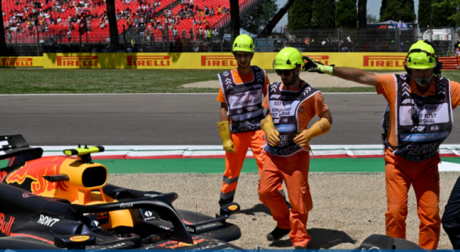 >Checo Pérez deja el Gran Premio de México tras chocar contra barda de protección