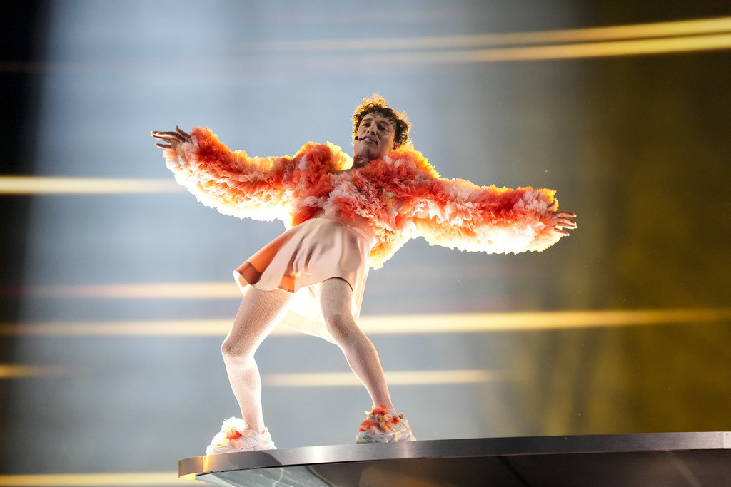 El cantante suizo no binario Nemo interpreta la canción 'The Code' durante el ensayo general de la segunda semifinal del Festival de la Canción de Eurovisión, en Malmo, Suecia, el miércoles 8 de mayo de 2024. (Foto AP/Martin Meissner)