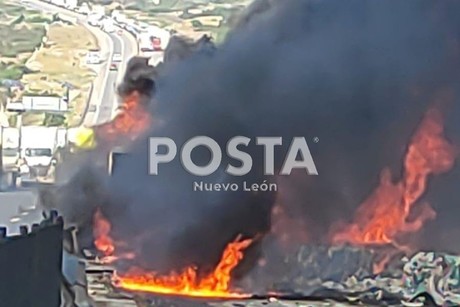Chocan tráileres en la autopista a Saltillo; PCNL controla incendio