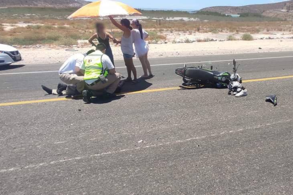 Motociclista muerto tendido sobre la carretera La Paz Pichilingue. Foto: Facebook / El Mangle