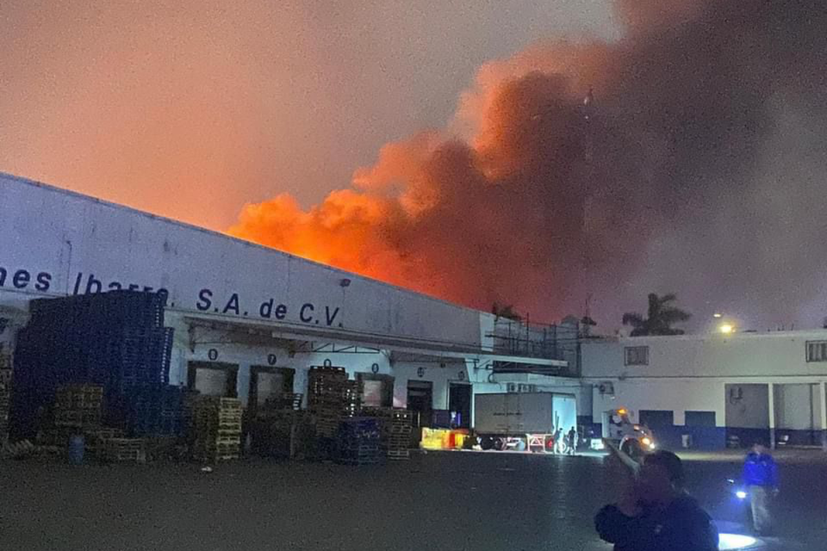 El incendio inició en los almacenes Ibarra y alcanzó la contigua Arteli Norte. Foto: Ignacio Aceves