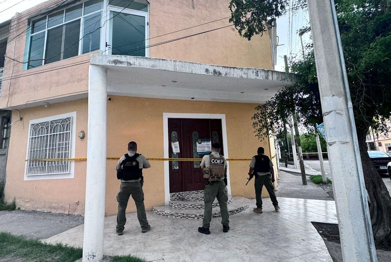 Agentes Ministeriales resguardando la casa donde se llevó a cabo el cateo. Foto: Raymundo Elizalde.
