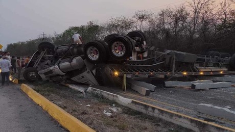 Fuerte volcadura mantiene cerrada por horas la vía Mérida- Campeche
