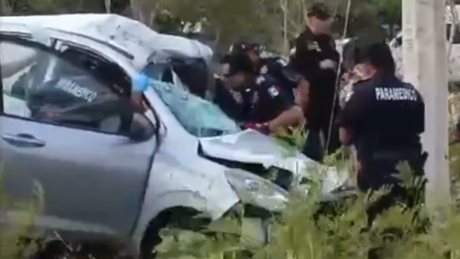 Accidente en el periférico de Mérida: Conductor prensado tras chocar con poste