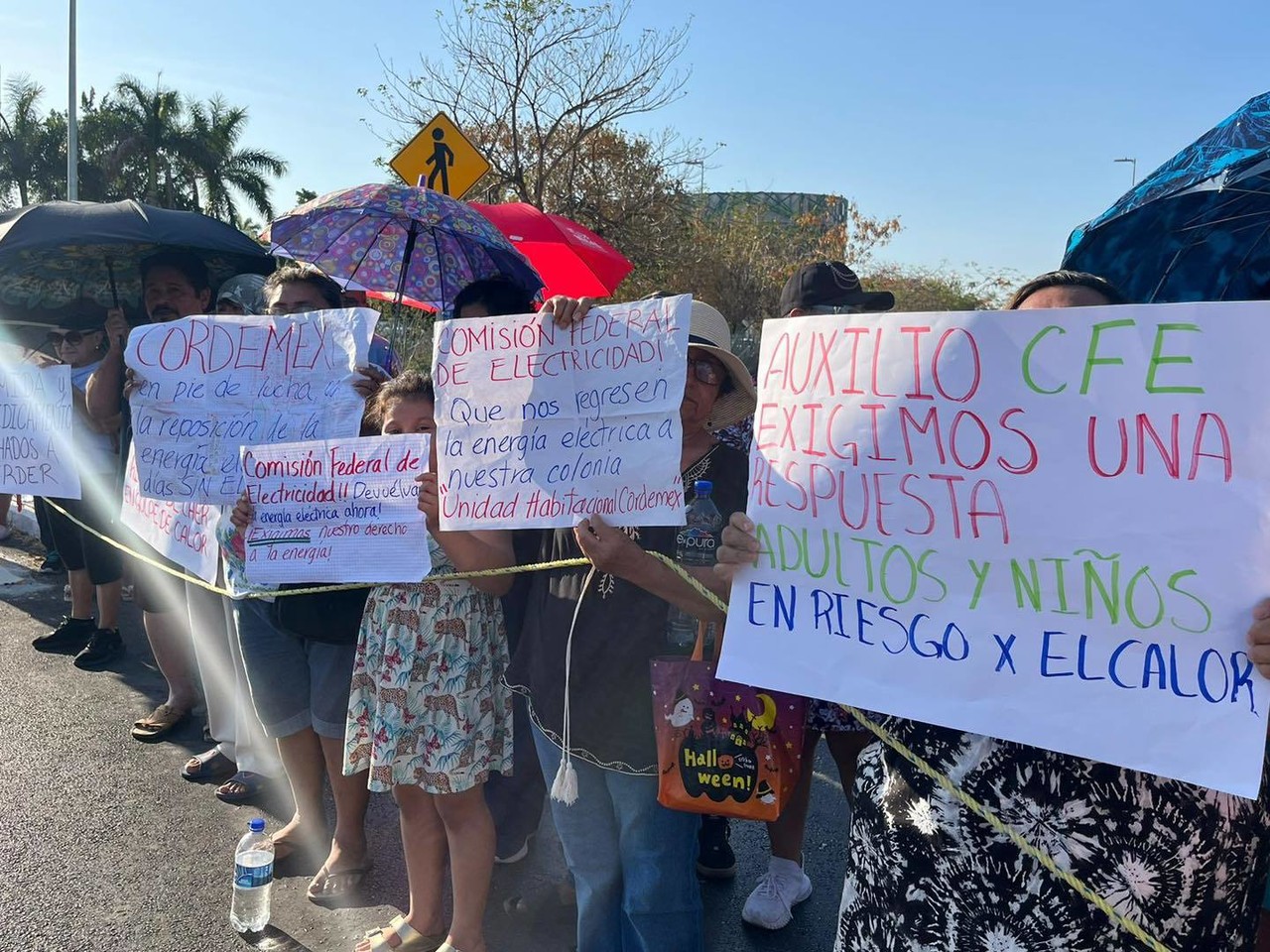 Manifestación de vecinos, por falta de energía eléctrica en la colonia de Cordemex. Foto: Redes sociales