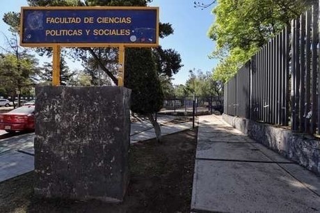 Estudiantes de la UNAM ocupan FCPyS por violencia y suspenden clases