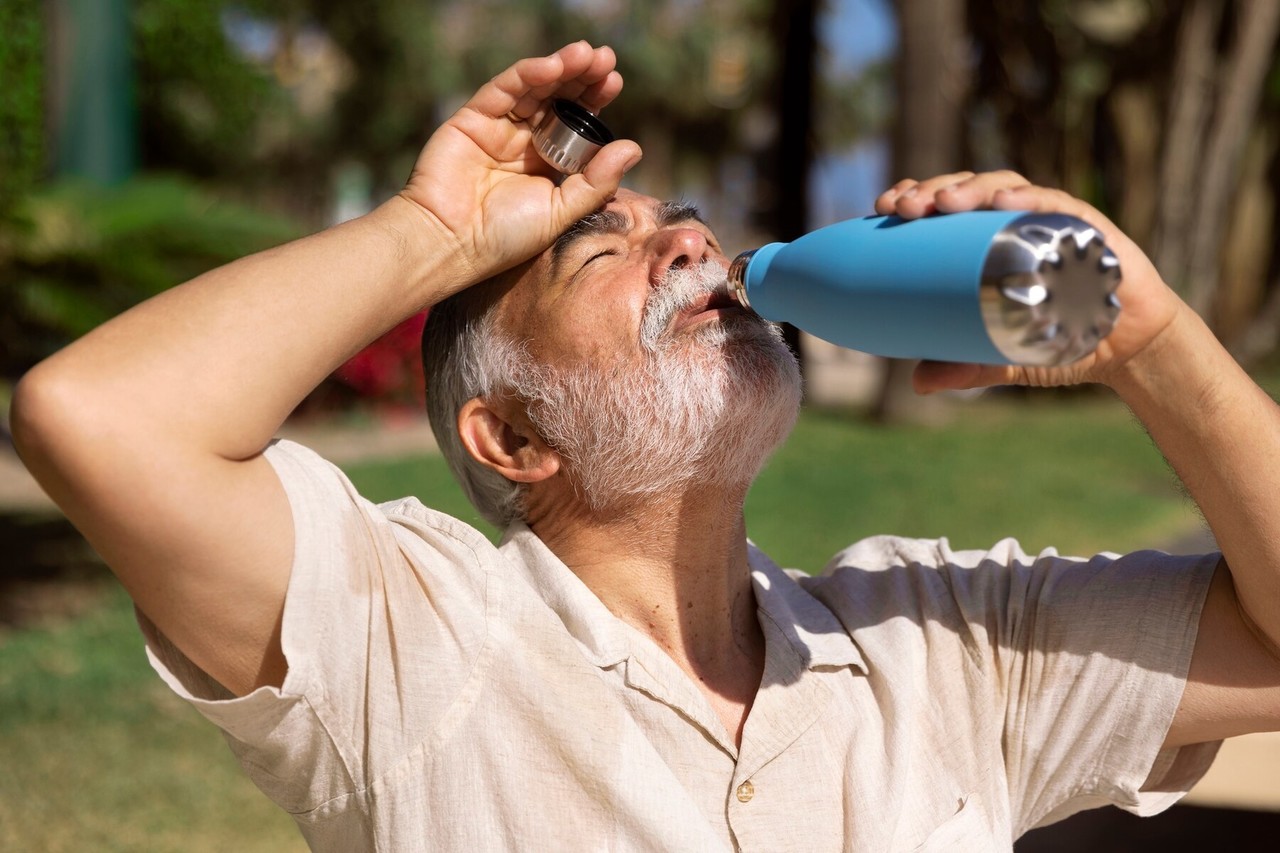 Imagen ilustrativa de un adulto mayor hidratándose. Foto: Freepik