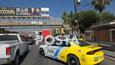 >Policía de Monterrey salva a hombre de lanzarse de puente peatonal