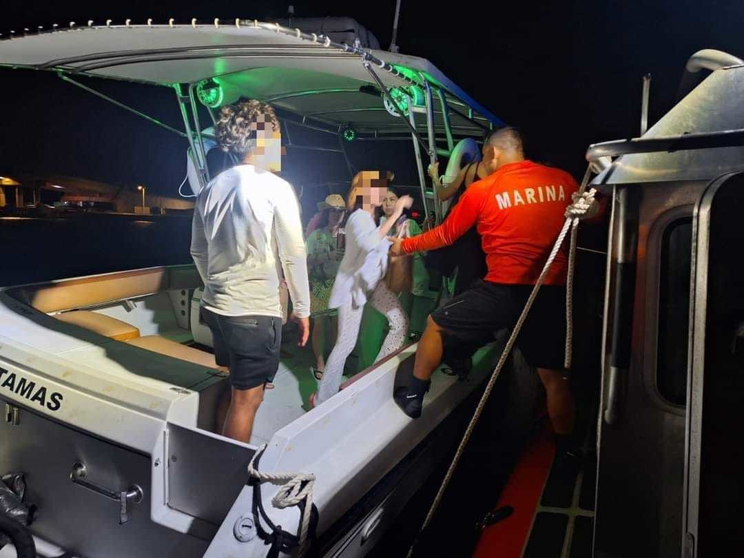 Personal de la Marina realizó el domingo pasado el rescate de ocho personas luego de que el yate en el que viajaban perdiera propulsión.- Foto de la Semar
