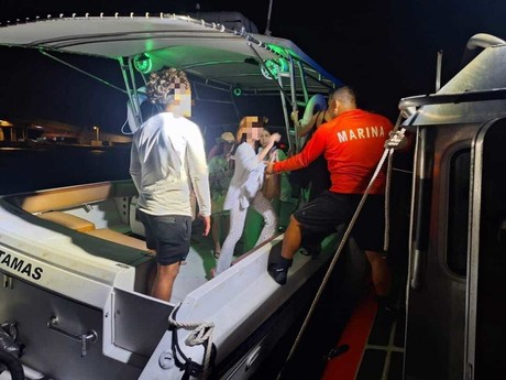 Rescatan a personas quienes por horas estuvieron a la deriva en aguas yucatecas