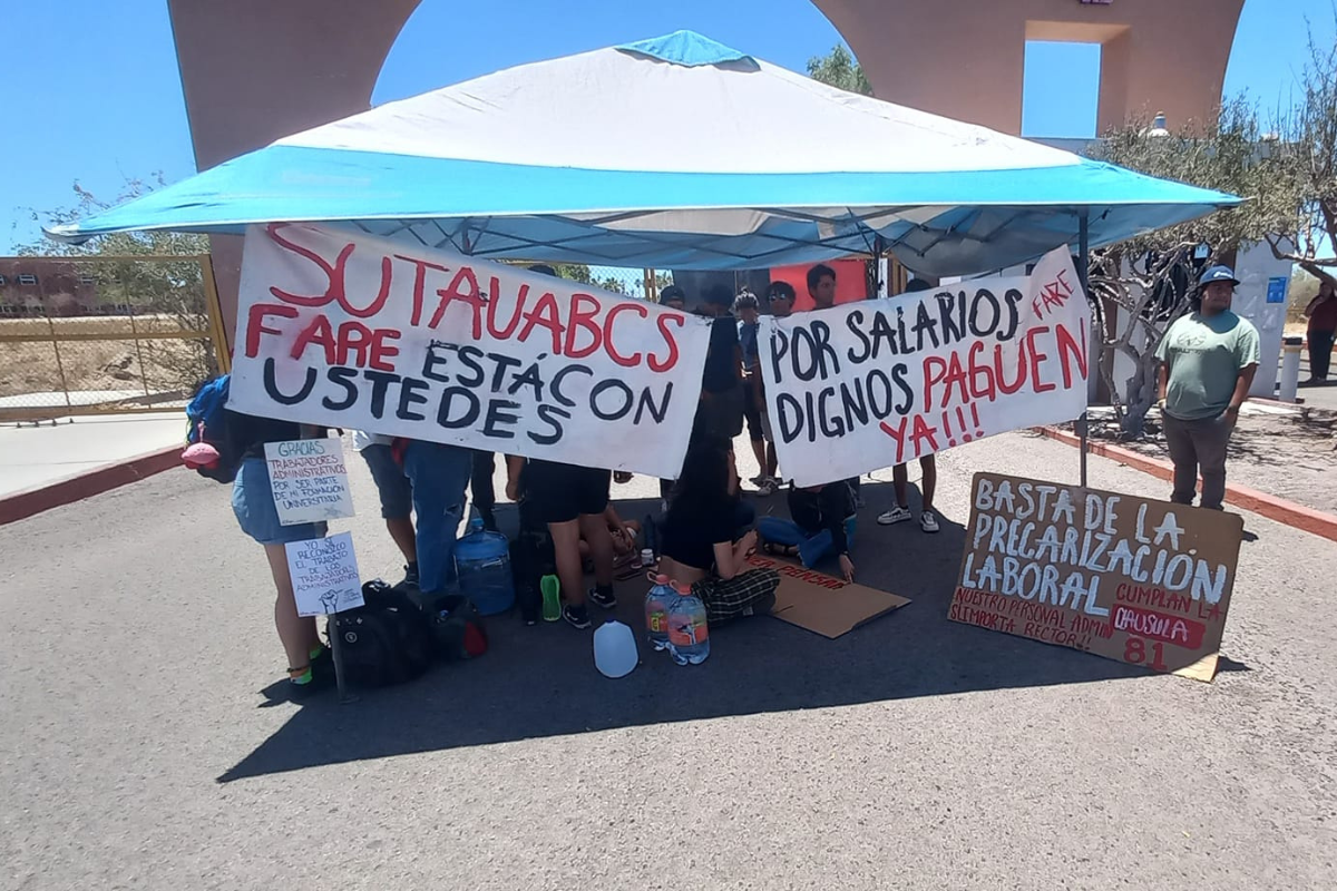Integrantes del FARE bloquean el bulevar Forjadores de Sudcalifornia. Foto: Facebook / Sindicato Único de Trabajadores Administrativos de la UABCS