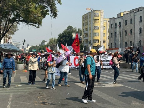 Marchan normalistas hacia Palacio Nacional, anuncian paro nacional