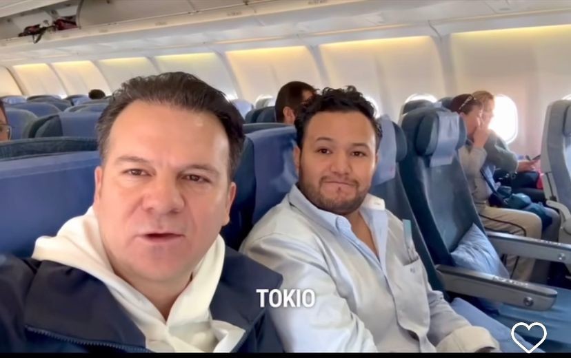 A bordo de un avión, el Gobernador Esteban Villegas Villarreal anuncia que el lunes dará a conocer los resultados de su gira por China. Foto: Especial.