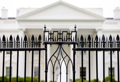 Hombre se estrella contra puerta de la Casa Blanca y pierde la vida