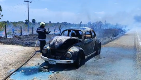 Fuego consume un Volkswagen en la carretera Tizimín-Sucilá
