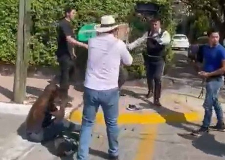 Pelean dos mujeres y un policía en Guadalajara (VIDEO)