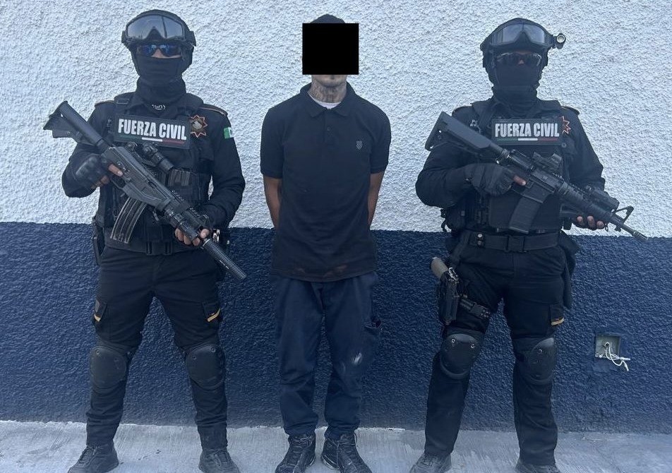 El presunto generador de violencia detenido por elementos de Fuerza Civil. Foto: X @GpoCoordSegNL.