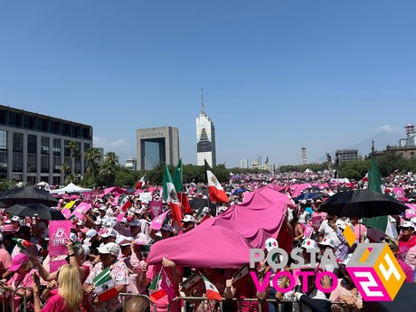 Pintan de rosa el centro del Monterrey por defender la democracia