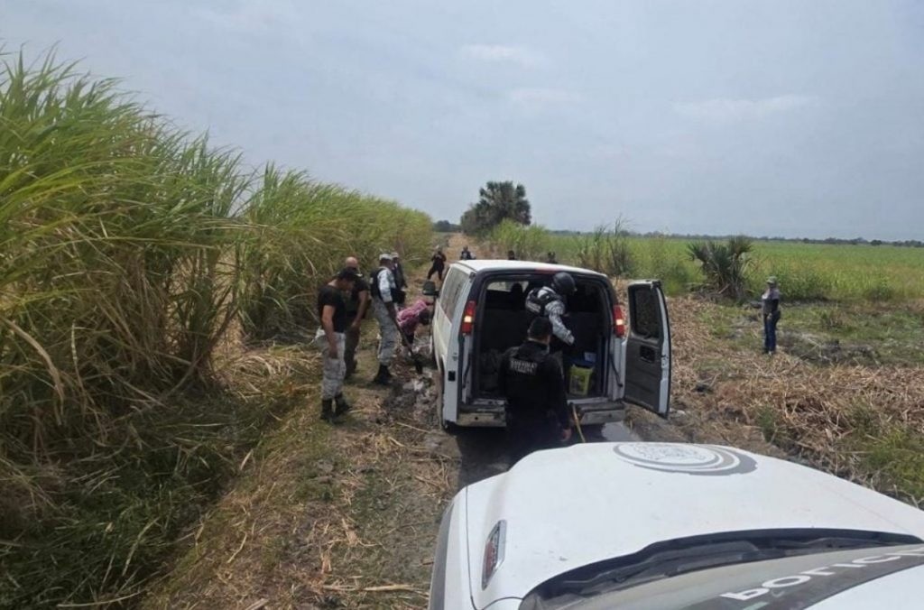 Elementos de la Guardia Civil estatal de San Luis Potosí resguarda la zona donde las víctimas fueron atacadas. Foto: Tabasco HOY.