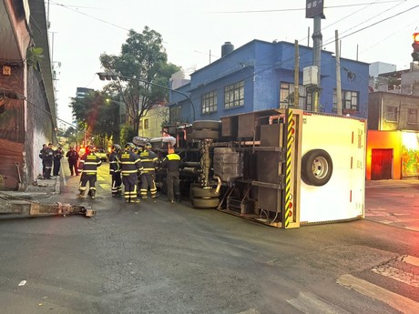Camioneta transportadora de baños volcó tras pasarse el alto en Periférico