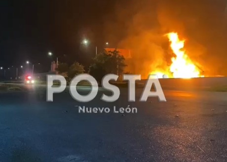 Incendio consume autos tanques cargados con diésel en Cadereyta
