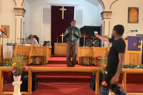 Pastor esquivó disparo en iglesia de Pensilvania durante misa en vivo (VIDEO)