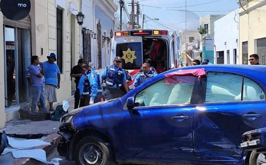 Paramédicos de la Policía Municipal de Mérida llegaron al lugar para rescatar al hombre. Foto: Redes sociales