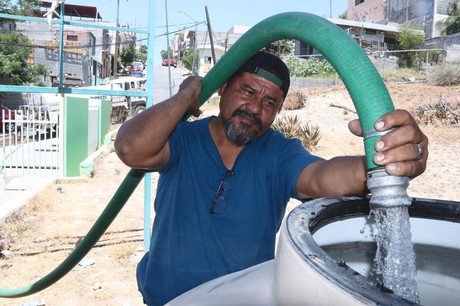 Reabastecen tanques estacionarios de agua en Santa Catarina ante falla de CFE