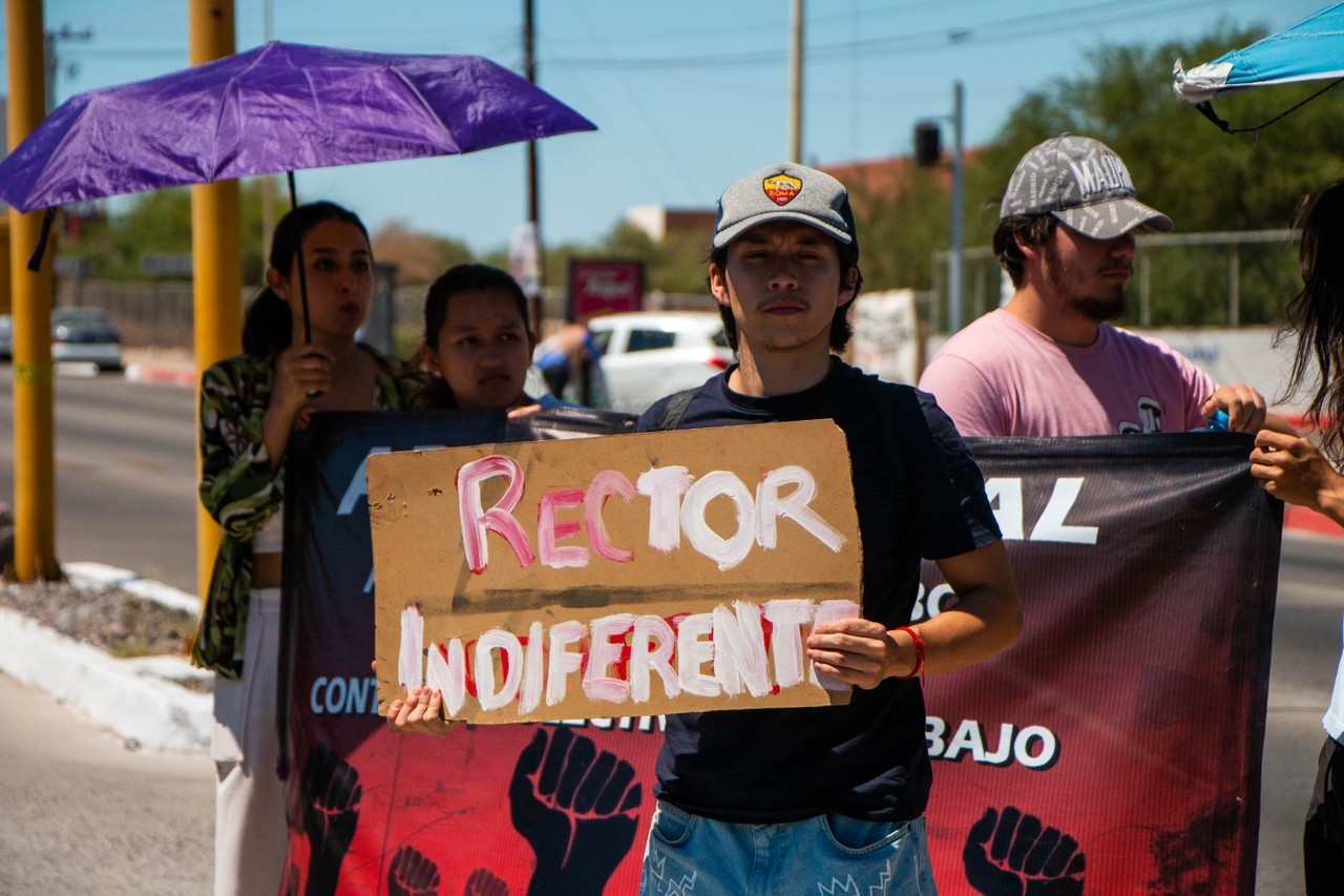 Manifestación pacífica de estudiantes de la UABCS. Foto: Alberto Cota / POSTA BCS