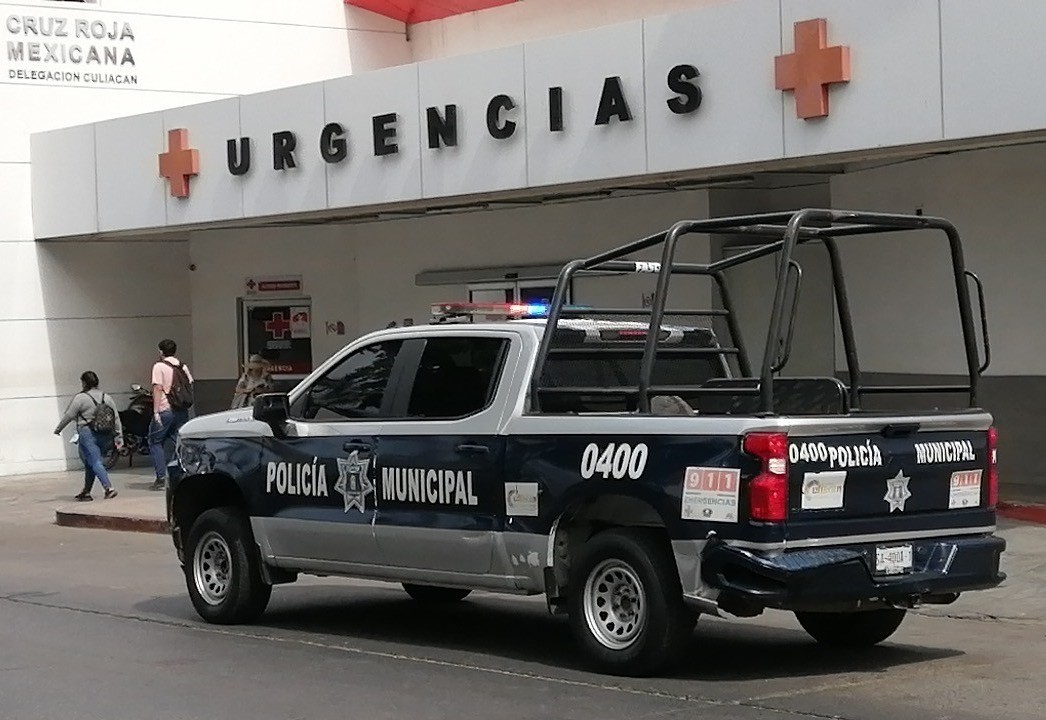 Patrulla de la policía municipal resguardando el hospital a donde fue la mujer en Culiacán. Foto: Viva la Noticia.