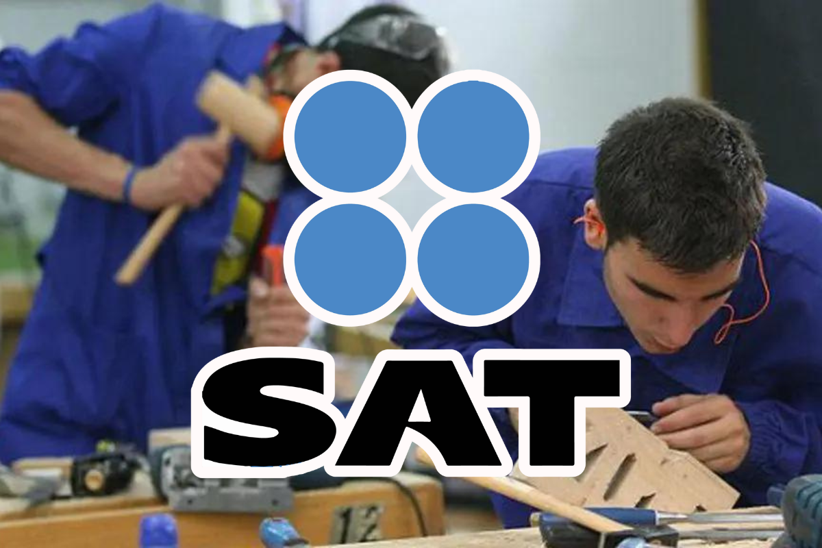 Carpinteros con el logo del SAT.   Foto: Especial