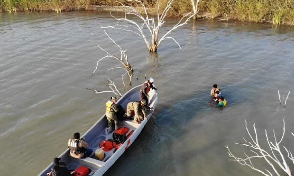 Las personas practicaban pesca deportiva, afortunadamente fueron rescatados ilesos. Foto: Protección Civil