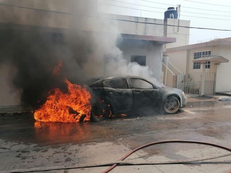 Fuego consume un auto cerca del centro de Tampico