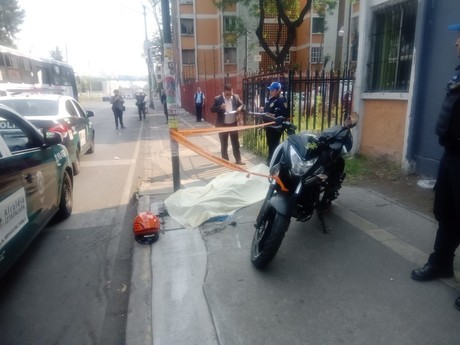 Derrapa motociclista y muere instantáneamente en calles de Iztapalapa